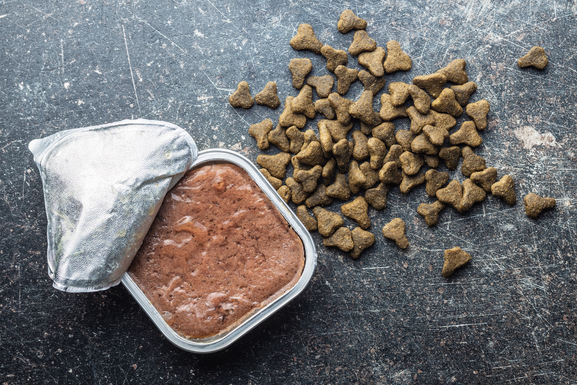 Aliments humides et secs pour animaux de compagnie.